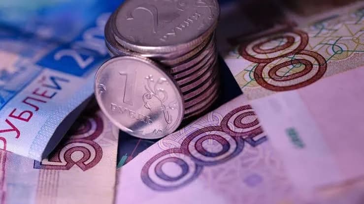 Рубль продолжает падать: официальные курсы ЦБ на 19 июня