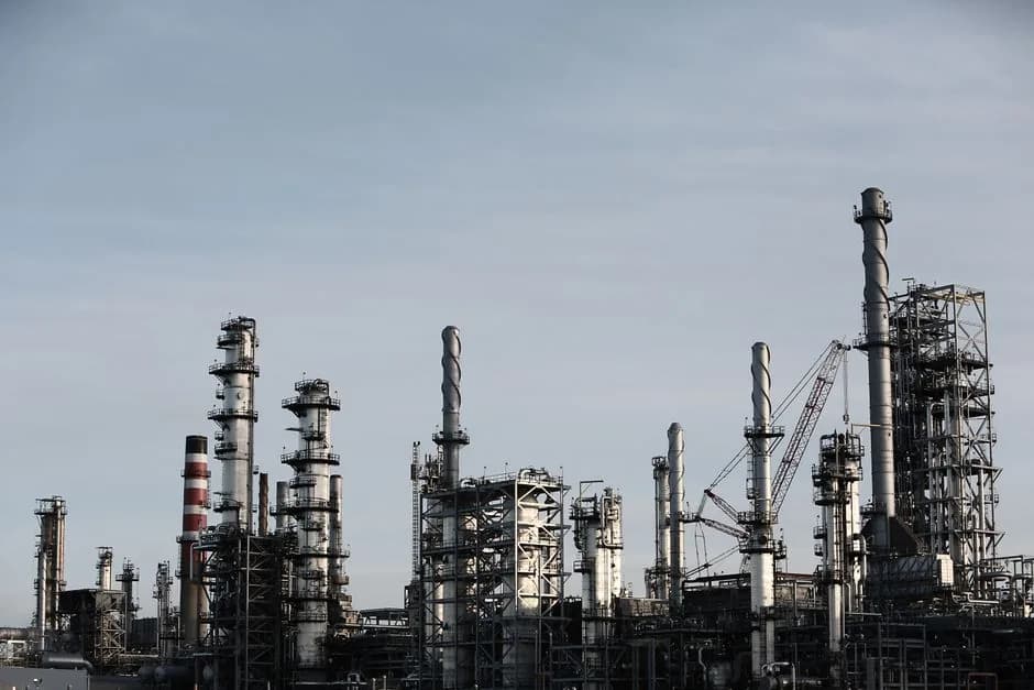 Рост объемов поставок российской нефти на фоне снижения экспортной выручки