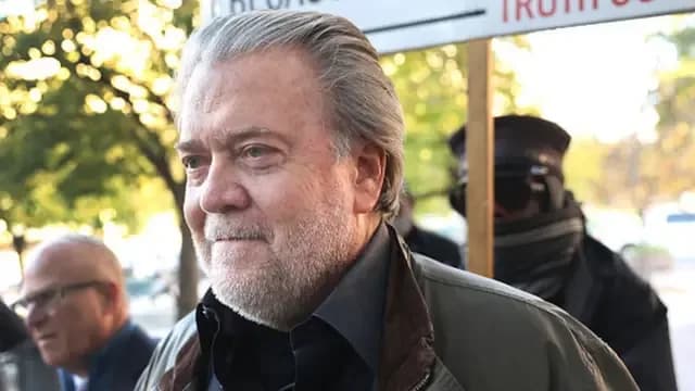 Бывший советник Трампа, оскорбивший президента, перешёл к переписке