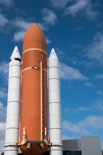 Стратегия SpaceX: фокус на собственных интересах и сокращение сторонних запусков