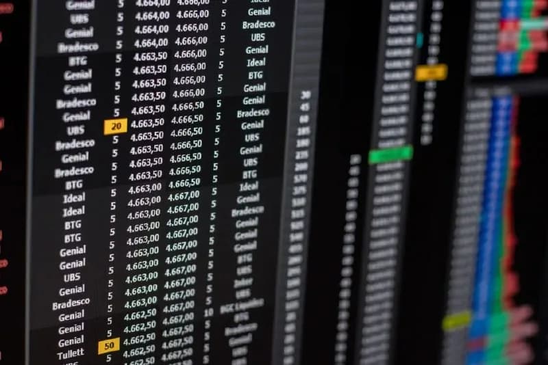 Российский фондовый рынок демонстрирует снижение на фоне дивидендных отсечек
