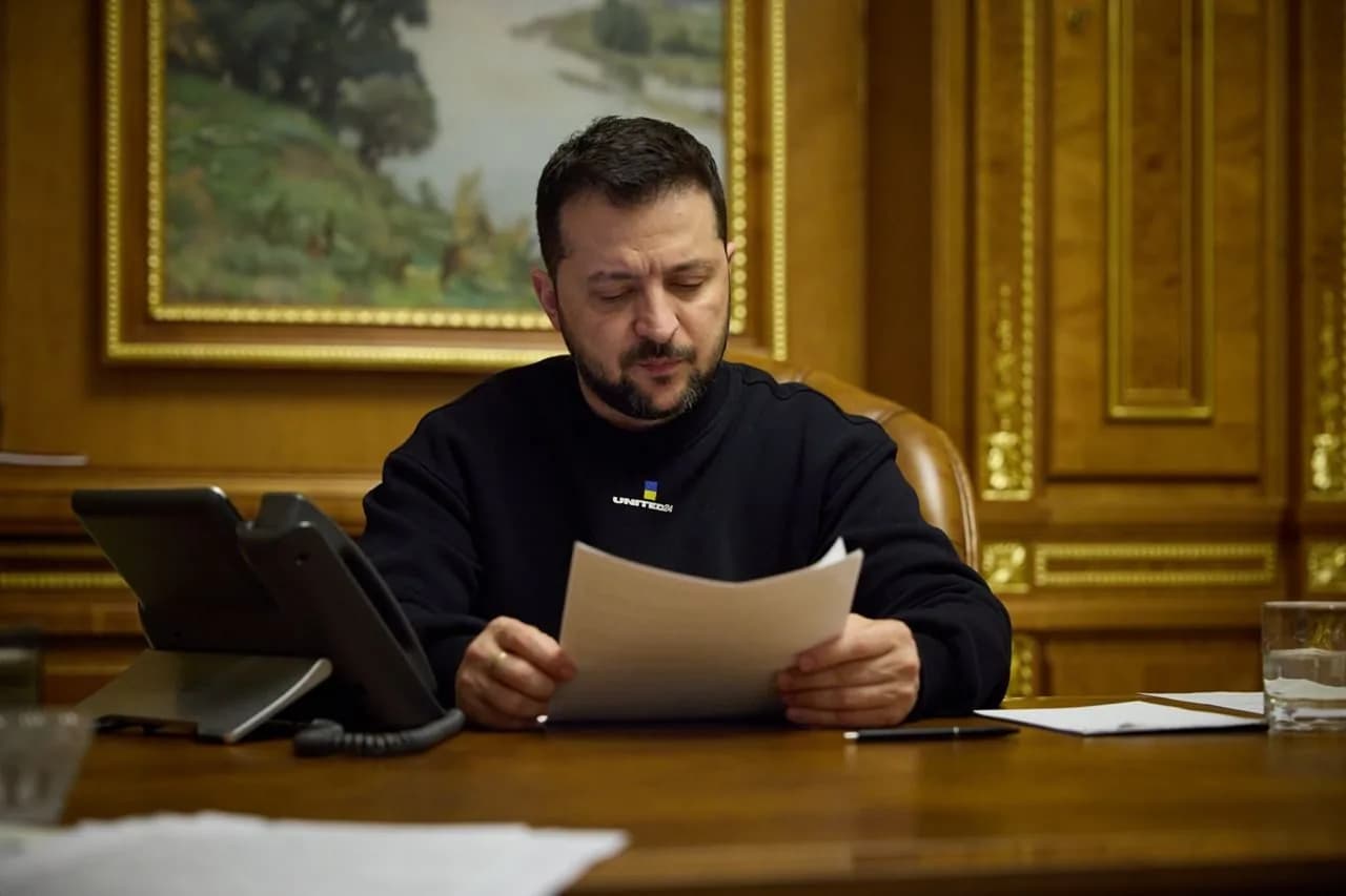 Польша отозвала высшую награду Владимиру Зеленскому: причины и связь с украинскими радикалами