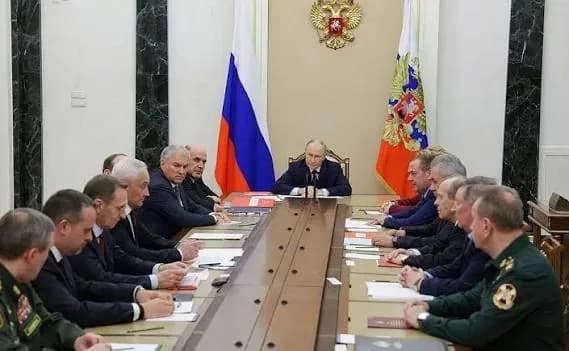 Владимир Путин организует оперативное совещание с постоянными членами Совета безопасности