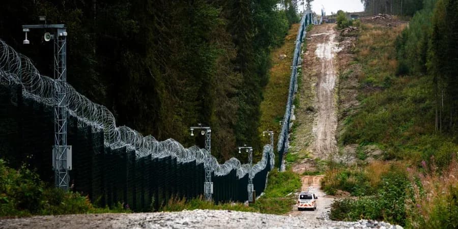 Финляндия завершила возведение масштабного комплекса заграждений на восточной границе
