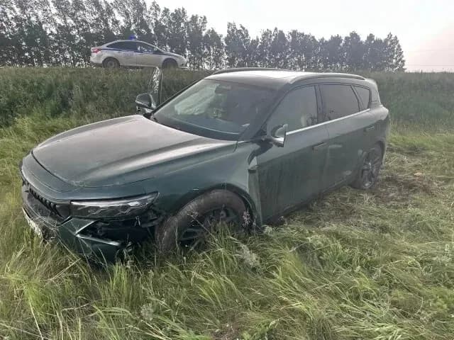 Самые странные ДТП в России за сутки: от разбитого Ferrari до «потаскивания» жены за ноги