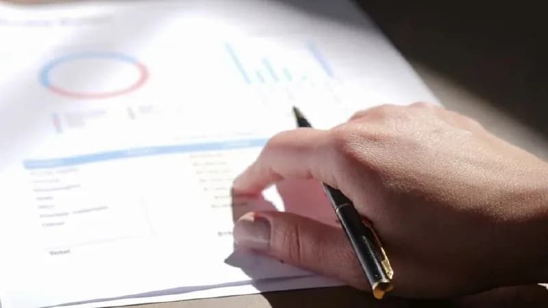 Индекс МосБиржи приближается к критической отметке в 2000 пунктов на фоне вечернего снижения