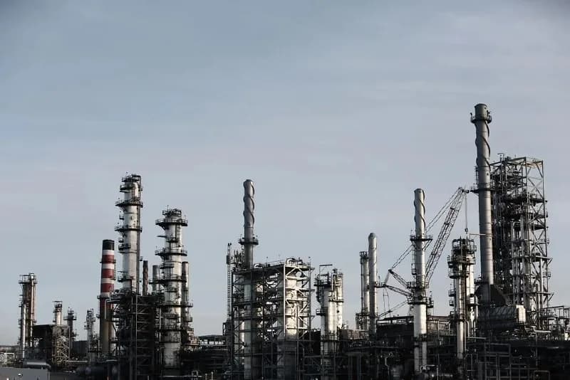 Рост объемов поставок российской нефти на фоне снижения экспортной выручки