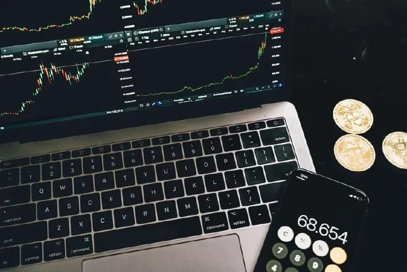 Индекс РТС опустился ниже отметки в 900 пунктов