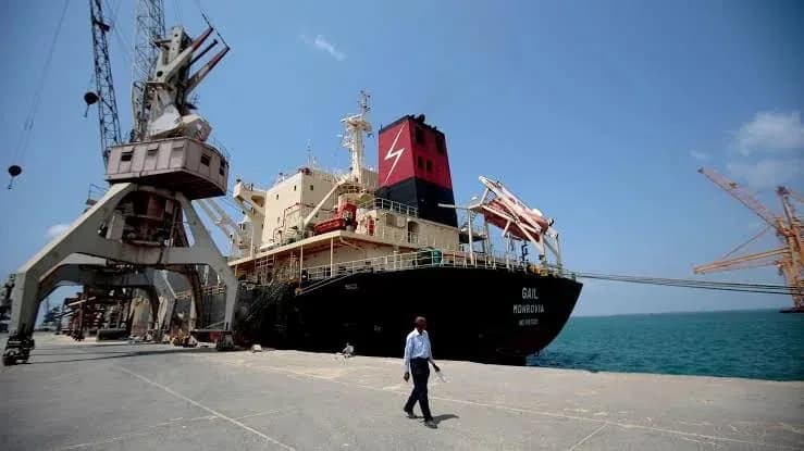 Инцидент в Красном море: грузовое судно подверглось нападению у побережья Йемена